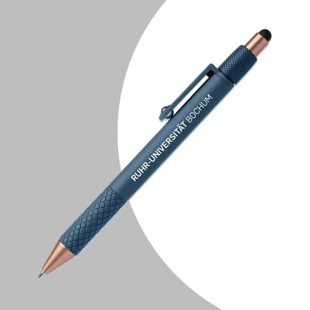 Dunkelblauer Kugelschreiber mit Stylus, kupferfarbenen Details und der Aufschrift "RUHR-UNIVERSITÄT BOCHUM" auf geteiltem Hintergrund.